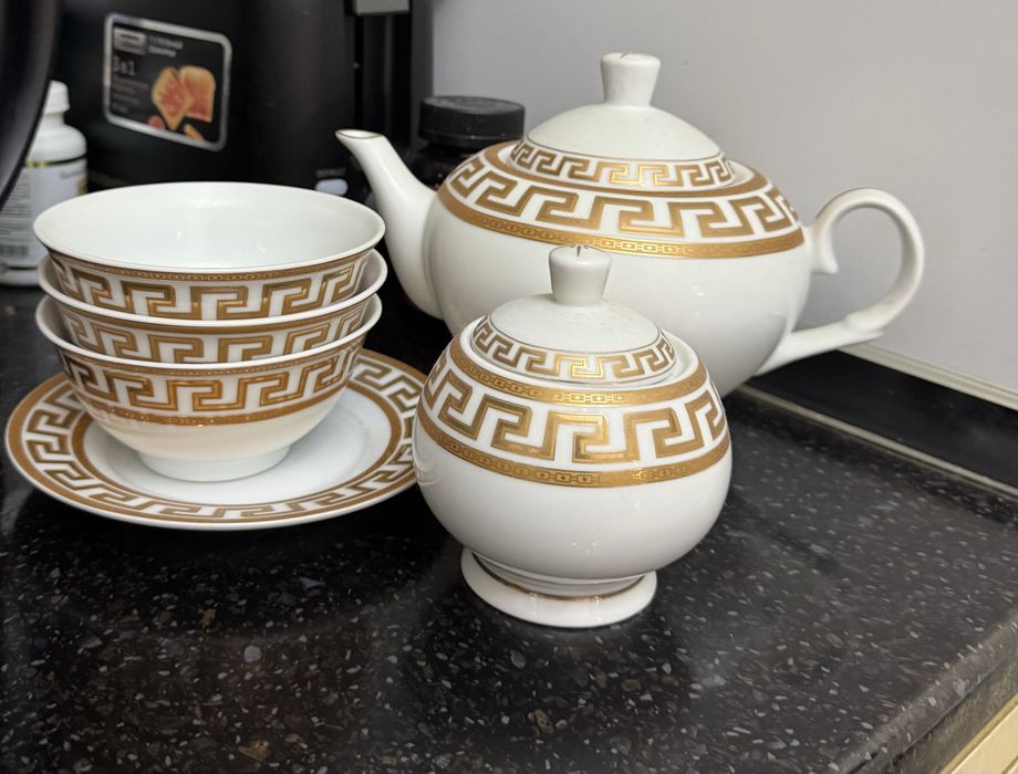 Срочно продам практически новый чайный сервиз на 6 персон.