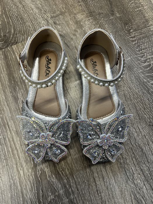 Продам новые туфли для девочки