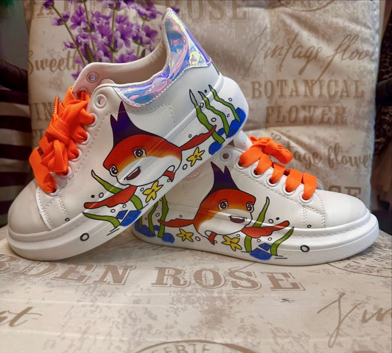 Дамски бели сникърси с рисунка