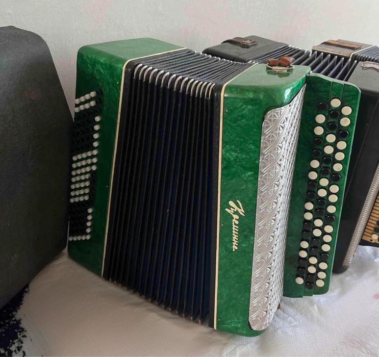 Продам баяны . 3шт .