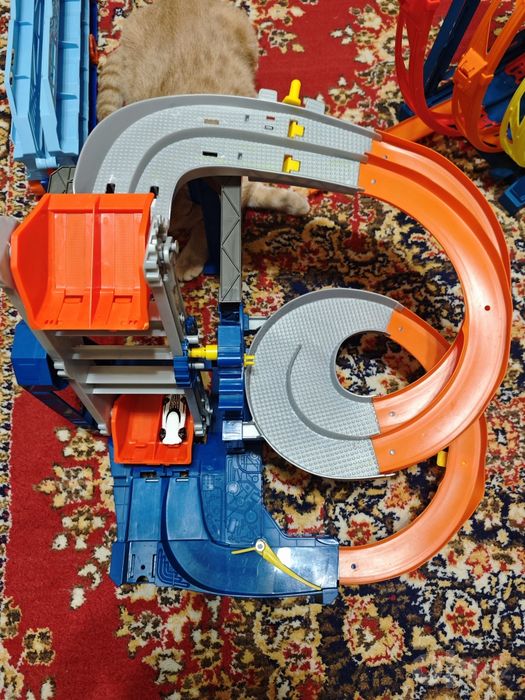 Продается моторизованный игровой набор Hot Wheels Factory Raceway