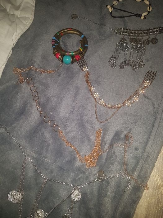 Vand geaca firma  blanita înăuntru de iarnă e ok sau si bijuterii