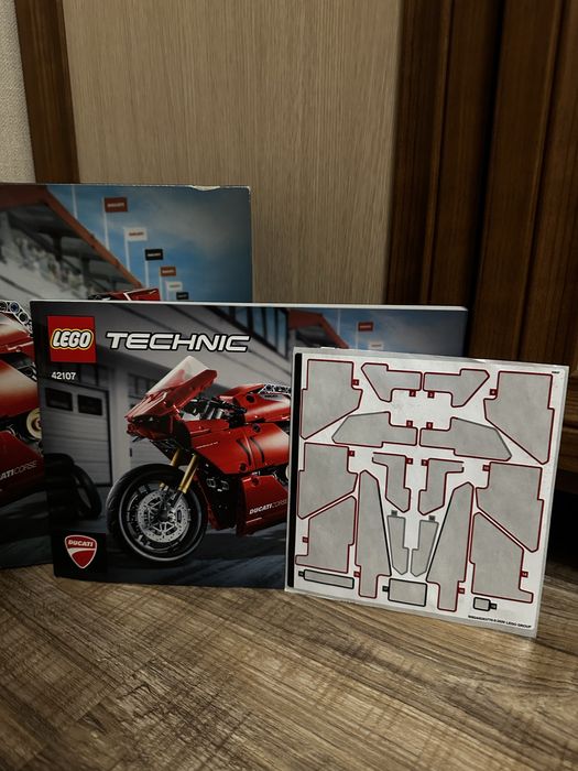 LEGO technic Ducati Panigale V4R 42107