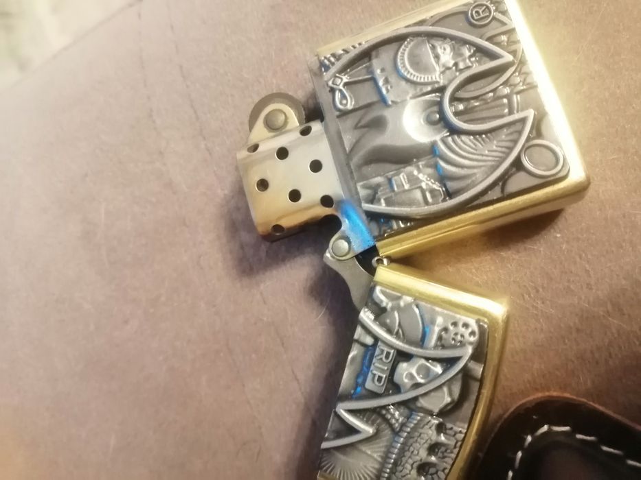 Зажигалка Зиппо огонь.