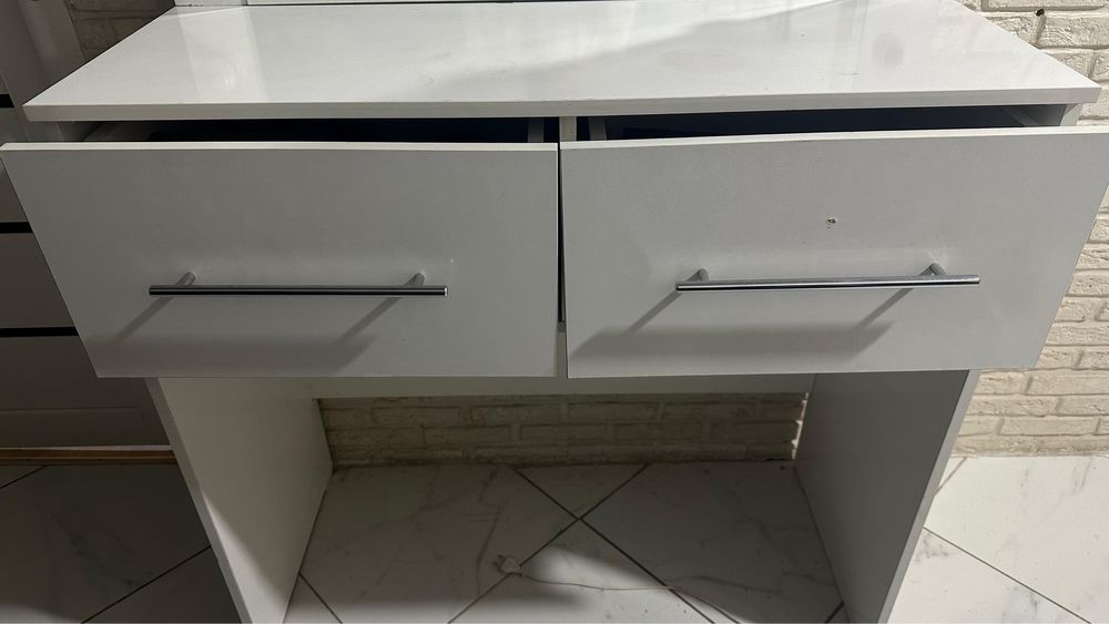 Продам стол для макияжа