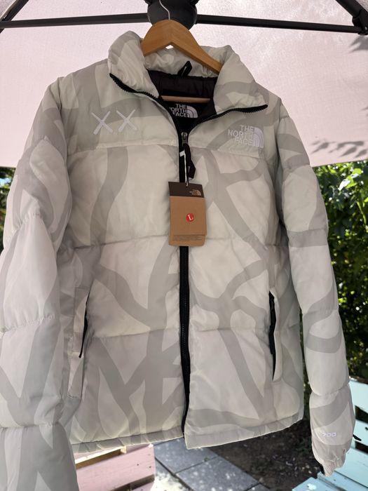 Geaca North Face x Kaws (marimi: M,L)
