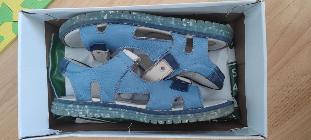 Vând sandale pentru  băieți din piele naturala .