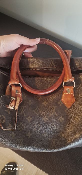 Louis Vuitton Speedy (varianta clasică, cu mâner de mână, fără baretă lungă de umăr).