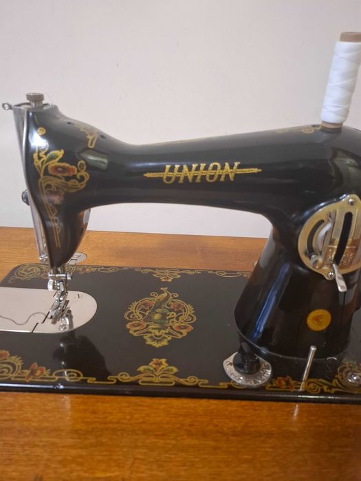 Предлагам запазена и отлично  работеща, крачна шевна машина UNION.