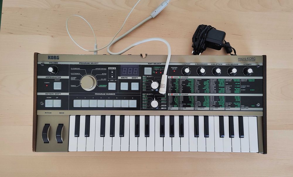Korg MicroKorg – Пълен комплект с оригинален микрофон и захранване