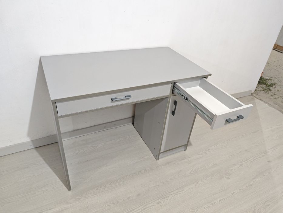 Письменные столы для школьников и взрослых.