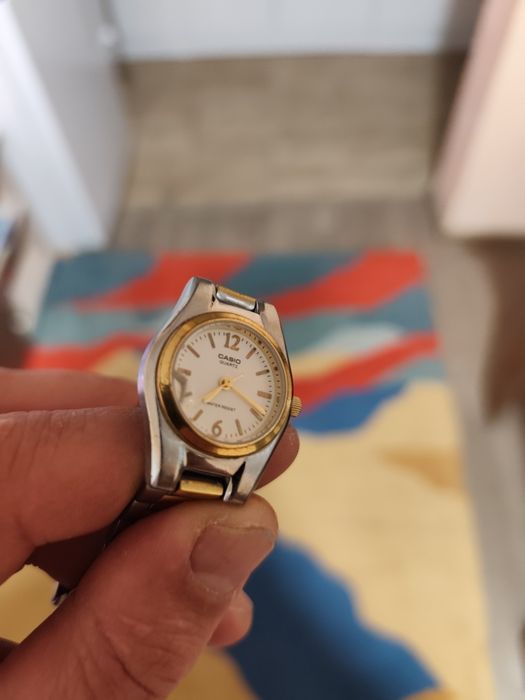 Продавам два часовника