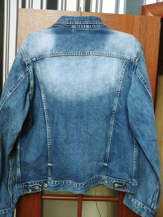 Продаю мужскую джинсовую куртку