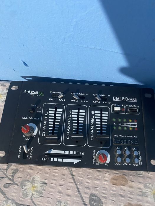 Vand sau schimb boxe si un mixer ibiza boxele merg foarte bn la fel si mixeru