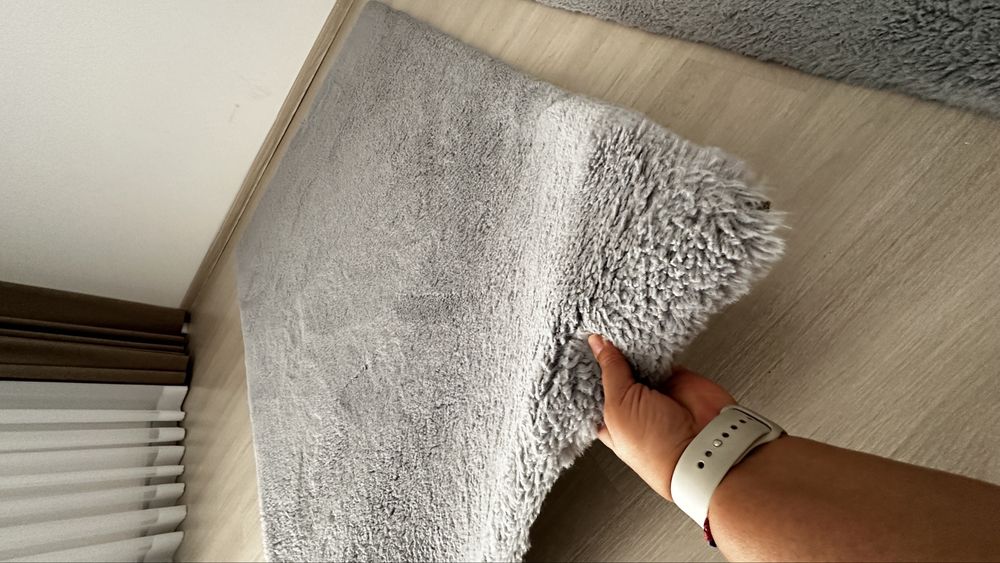 Vand doua covoare pufoase - culoarea gri