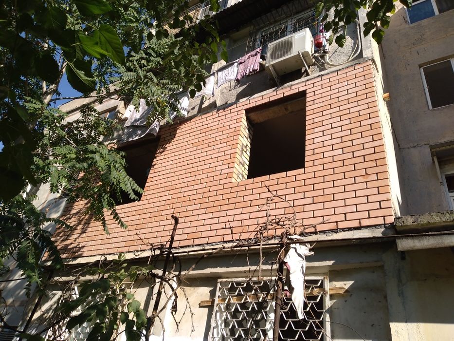 Кладка кирпича и ремонт балконов установка новые решотки козерки рамы