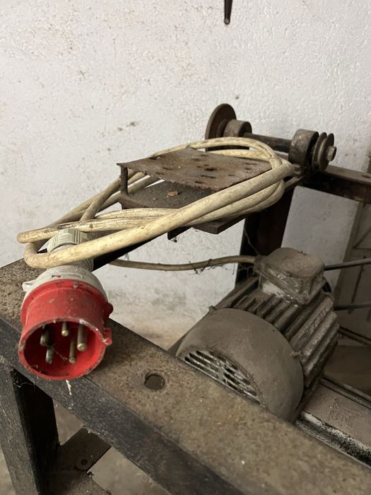 Moară cereale cu stativ solid si dispozitiv pentru polizor