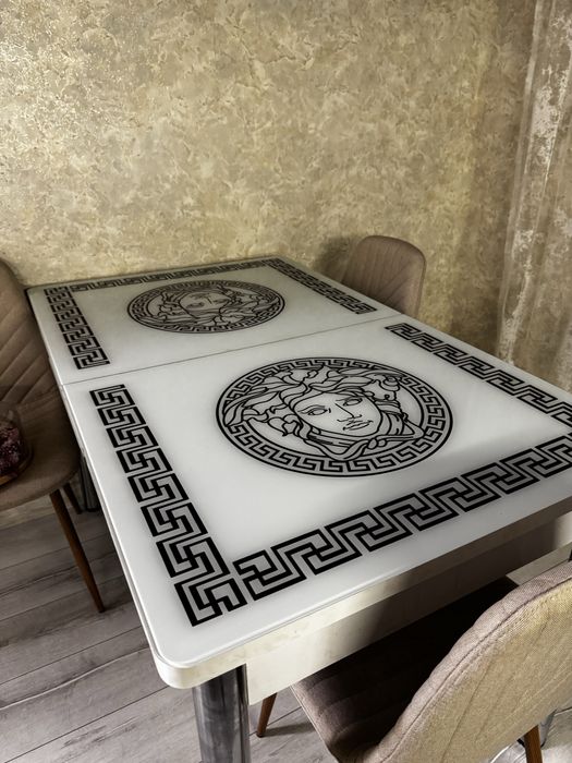 Стол стеклянный.