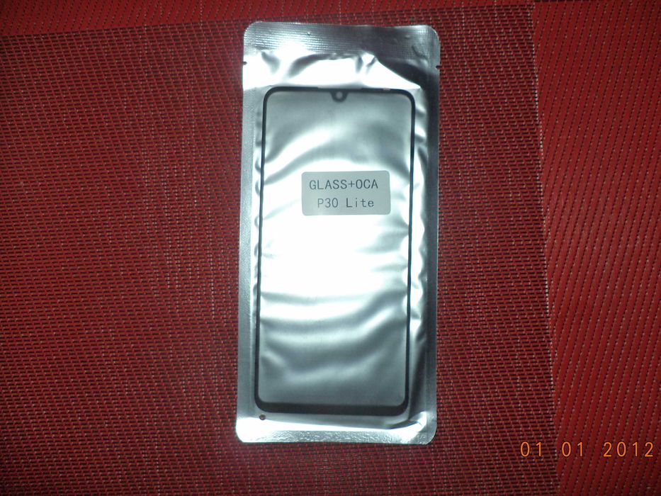 Продавам чисто нoво стъкло не е протектор за Huawei P30 Lite