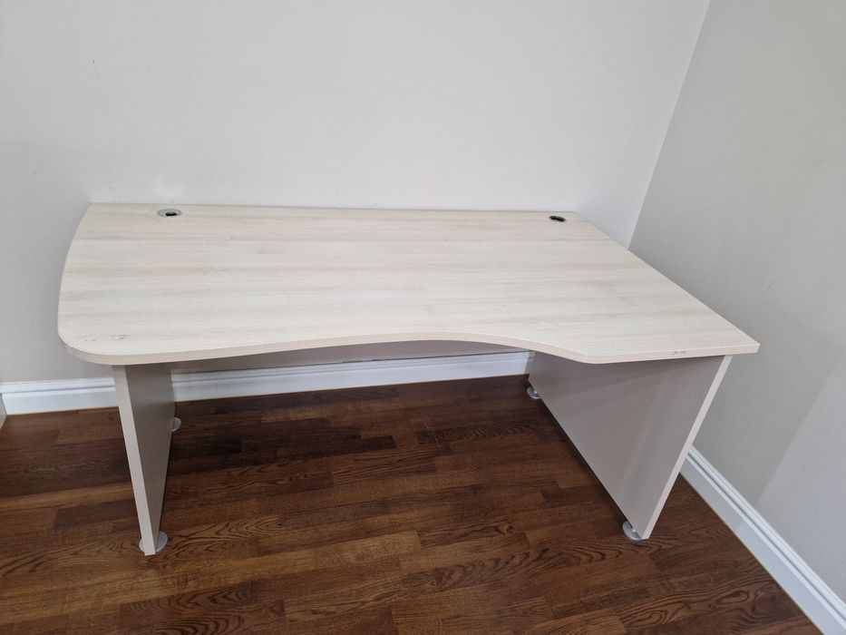 Стол компьютерный и круглый казахский