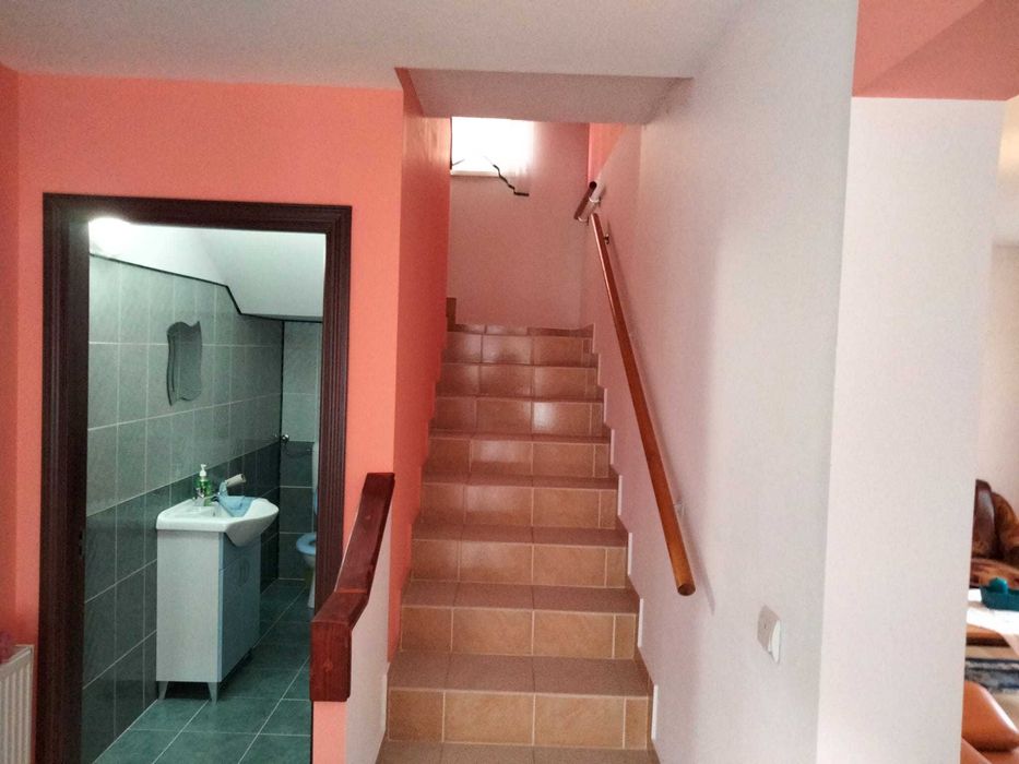 Casa de vânzare aproape nefolosită