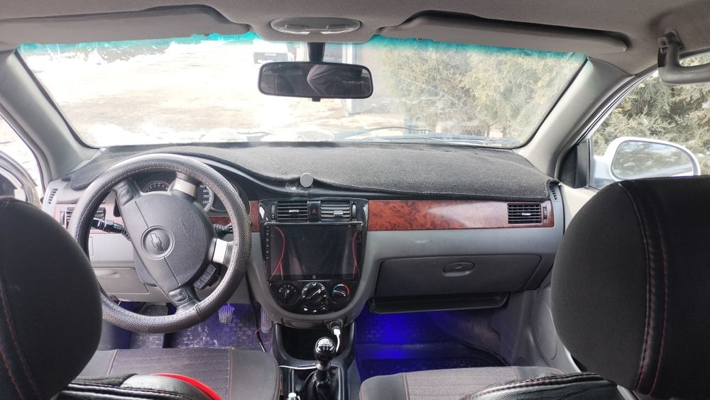 Lacetti srochna sotiladi