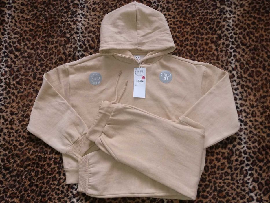 Нов спортен комплект за момиче, суичър и панталон, размер 146 см