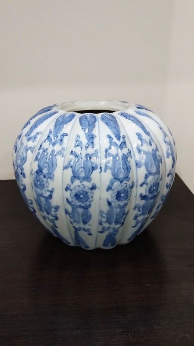 Много красива и различна ваза от порцелан с ъс сини орнаменти.