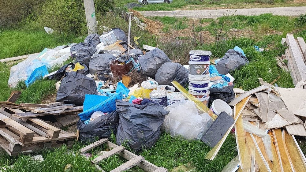 Ridic saci cu moloz și deșeuri din construcții