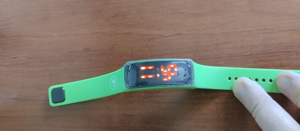 Часы электронные - подростковые.