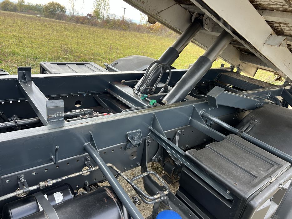 Mercedes Atego basculabil cu macara