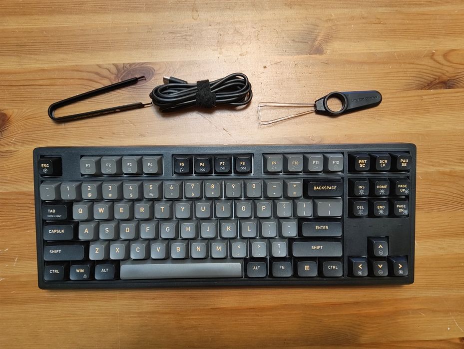 Vând tastatură mecanică hexgears m3 kailh brown + set pudding keycaps