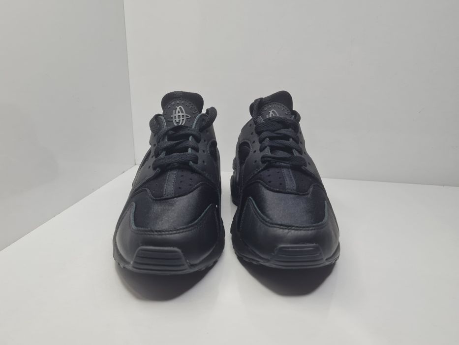 Маратонки Nike Huarache 

Чисто нови с кутия.

Размер 36.5 стелка 23.5