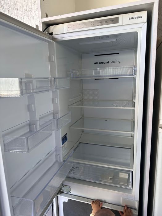Продам встраиваемый холодильник Самсунг