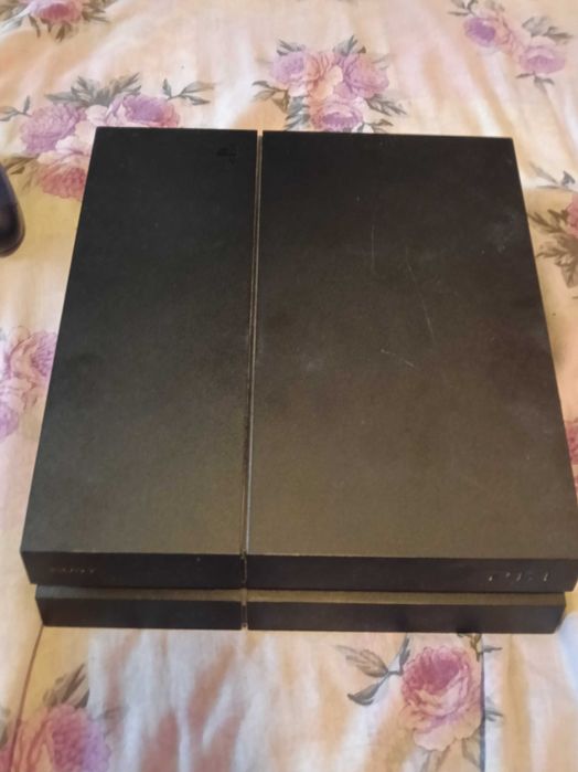 vand PS 4 2 jocuri și 2 manete