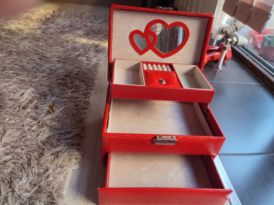 Червена кутия за бижута