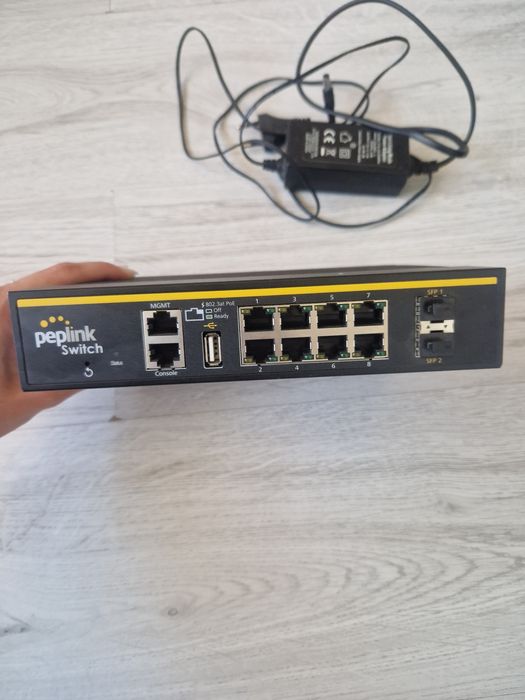 Switch Peplink PoE+ SD robust cu 8 porturi