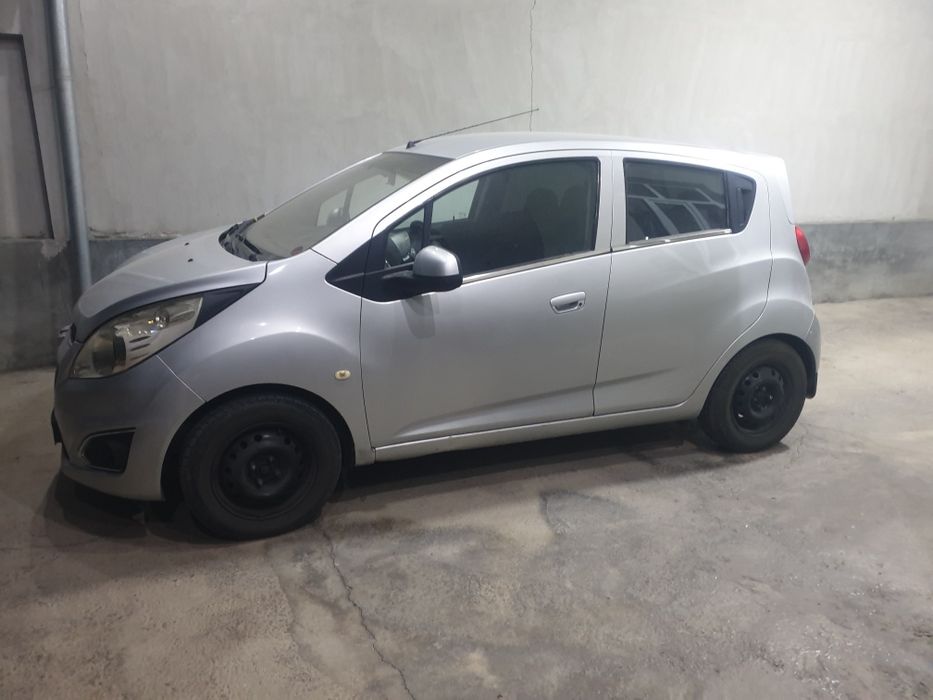 Yaxwi nyata olingan spark yaxwi nyata sotlmoxci