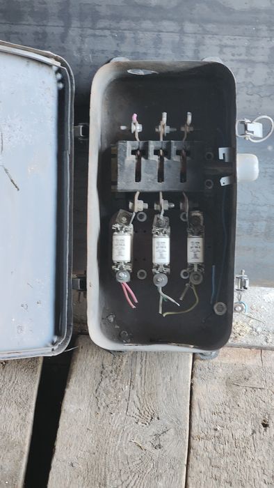 Продаётся 3х фазный щит с рубильником