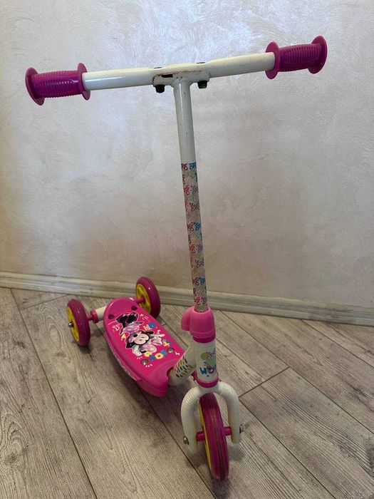 Trotinetă roz pentru fetiță
