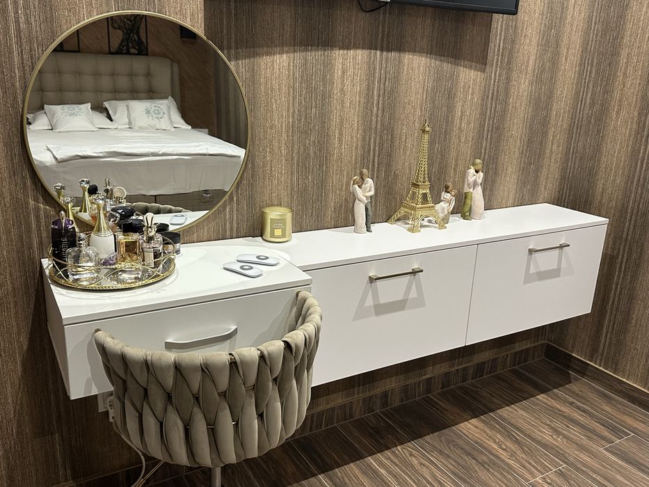 Mobilier modern suspendat alb/. auriu.