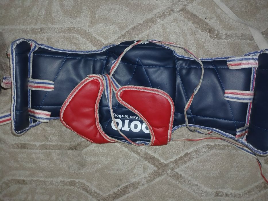 Продам экипировку.Шлем, протектор,перчатки,щётки