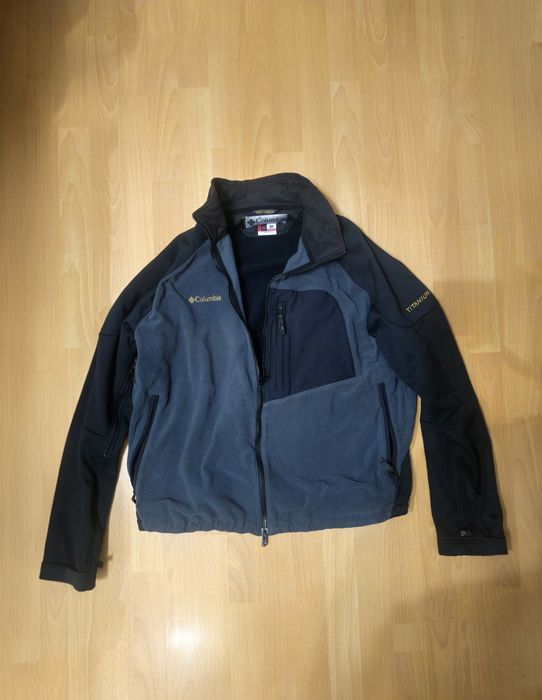 Geacă Columbia Titanium softshell în gri închis și negru
