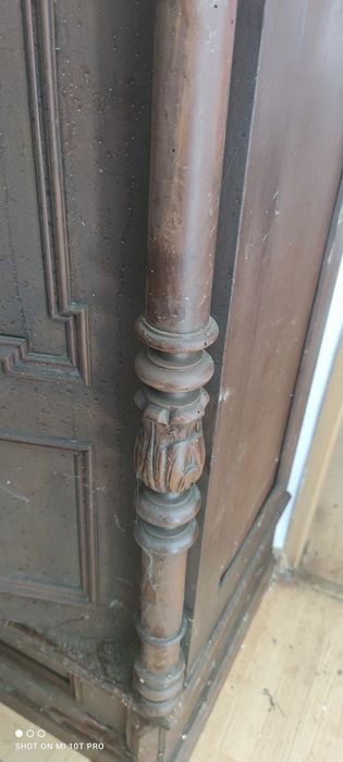 Vând dulap interbelic in lemn masiv sculptat