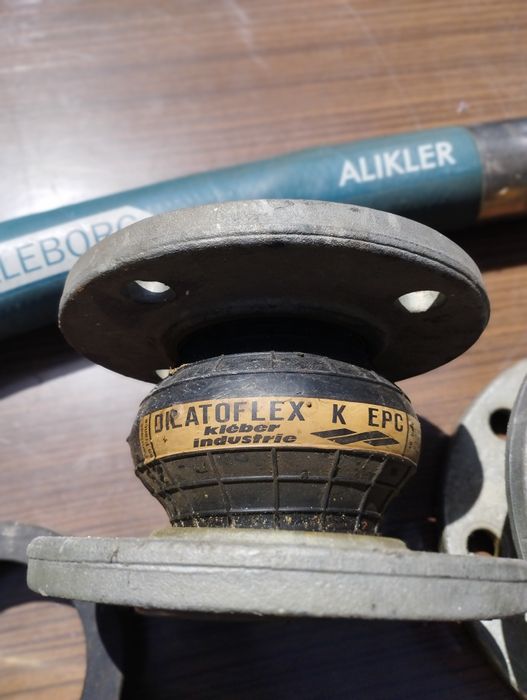 Vând diverse piese rămase la închiderea unei firme..