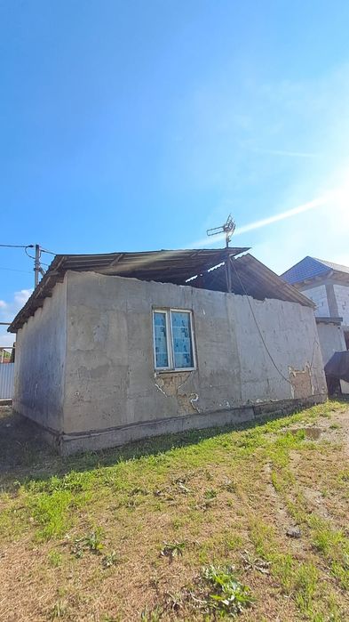 Времянка есік алдында