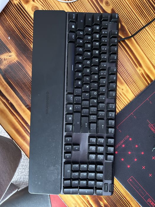 Vand tastatura steelseries apex 5