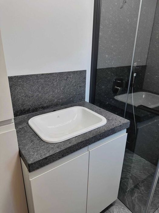 Blaturi din granit si compozit pentru o baie eleganta