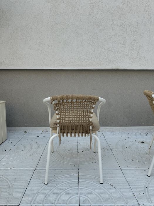 Ръчно изработени бели бохо столове от естествени материали
