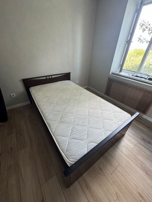 Кровать с матрасом